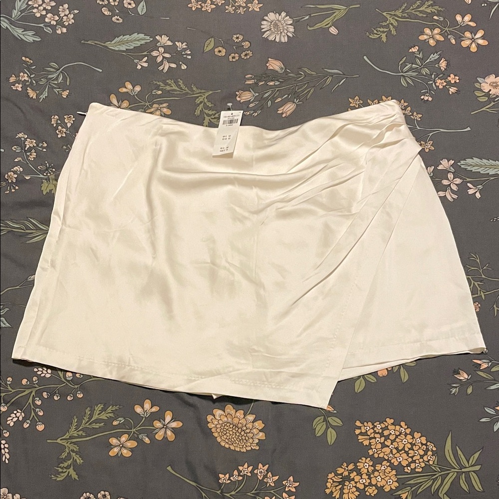 Abercrombie & Fitch White Satin Skort